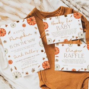 K&ouml;nnte beinhalten: Eine wei&szlig;e Karte mit orangefarbenen und wei&szlig;en Blumenillustrationen und dem Text "A Little Pumpkin Is On The Way" mit einer Einladung zu einer Babyparty f&uuml;r Sarah Miller's. Die Einladung enth&auml;lt Datum, Uhrzeit und Ort der Party. Es gibt auch zwei kleinere Karten mit dem Text "Books for Baby" und "Diaper Raffle".