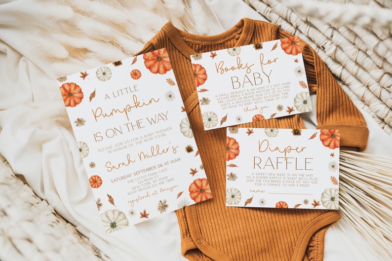 K&ouml;nnte beinhalten: Eine wei&szlig;e Karte mit orangefarbenen und wei&szlig;en Blumenillustrationen und dem Text "A Little Pumpkin Is On The Way" mit einer Einladung zu einer Babyparty f&uuml;r Sarah Miller's. Die Einladung enth&auml;lt Datum, Uhrzeit und Ort der Party. Es gibt auch zwei kleinere Karten mit dem Text "Books for Baby" und "Diaper Raffle".