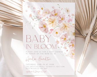 Może przedstawiać: Zaproszenie na baby shower z kwiatowym wzorem. Zaproszenie zawiera napis "Baby in Bloom" i imię "Amelia Hamilton". Zaproszenie zawiera również datę, godzinę i miejsce baby shower.