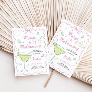 Puede incluir: Dos tarjetas de invitaci&oacute;n rosa y blancas con un vaso de margarita y el texto "Margs & Matrimony" y "&Uacute;nete a nosotros para un fin de semana de despedida de soltera celebrando a Katie".