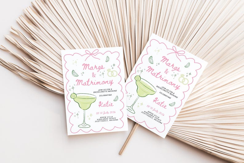 Puede incluir: Dos tarjetas de invitaci&oacute;n rosa y blancas con un vaso de margarita y el texto "Margs & Matrimony" y "&Uacute;nete a nosotros para un fin de semana de despedida de soltera celebrando a Katie".