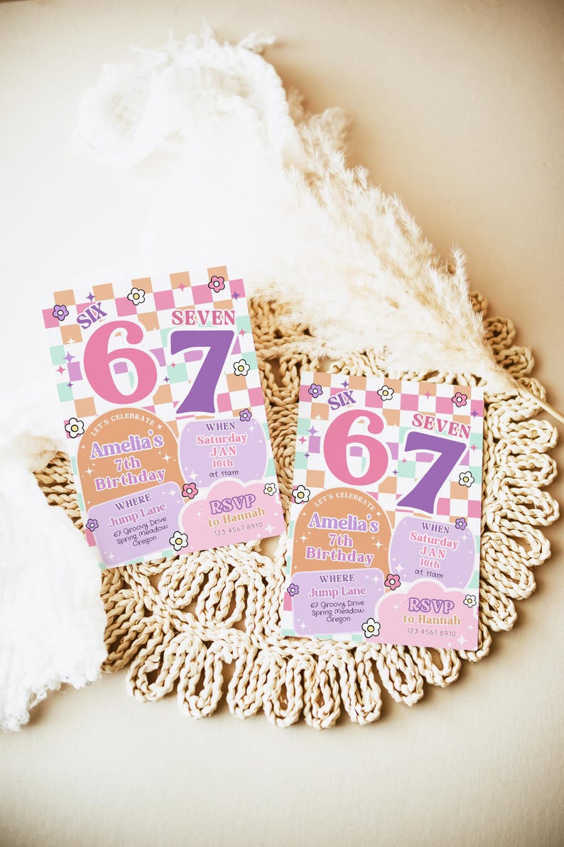 Op de afbeelding: Twee verjaardagsuitnodigingen met een retro-ontwerp. De uitnodigingen tonen de nummers "6" en "7" in roze en paars, met de tekst "Amelia's 7e verjaardag". De uitnodigingen bevatten feestdetails.