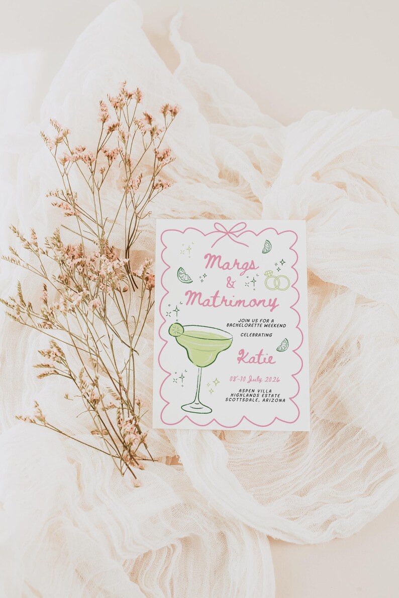 Puede incluir: Una tarjeta de invitaci&oacute;n rosa y blanca con una ilustraci&oacute;n de margarita y el texto "Margs & Matrimony Join us for a Bachelorette Weekend Celebrating Katie 08-10 July 2026 Aspen Villa Highlands Estate Scottsdale, Arizona"