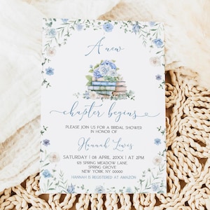 Puede incluir: Invitación a una despedida de soltera con diseño floral. La invitación presenta el texto "Un nuevo capítulo comienza" y los detalles del evento, incluido el nombre "Hannah Lewis" y la fecha y hora. El diseño incluye flores azules y blancas.