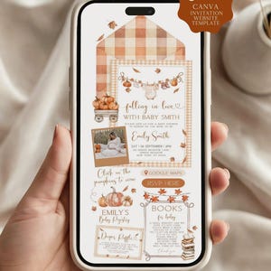 Może przedstawiać: Ekran smartfona wyświetlający cyfrowy szablon zaproszenia na baby shower z motywem jesiennym. Projekt zawiera pomarańczowe wzory w kratę, dynie, jesienne liście i ubranka dziecięce. Tekst zawiera Falling in love with Baby Smith, RSVP oraz szczegóły listy prezentów.