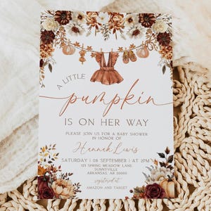 Op de afbeelding: Babyborrel uitnodiging met bloemen- en pompoen illustraties. De tekst luidt "A little pumpkin is on her way" met details van het evenement, inclusief de naam Hannah Lewis, datum, tijd en locatie. De uitnodiging is versierd met herfstkleuren.