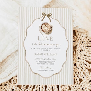 Puede incluir: Invitación a una despedida de soltera con temática de café. La invitación presenta un marco decorativo con las palabras "Love is brewing" y detalles para la despedida de Sarah Williams. El diseño incluye una taza de café con arte latte en forma de corazón y un fondo a rayas.