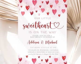 Puede incluir: Una invitación de baby shower rosa y blanca con un diseño de acuarela de corazones rojos. El texto dice "Nuestro pequeño amorcito está en camino" con los nombres Addison & Michael y la fecha y hora del evento. La información de RSVP se incluye en la parte inferior.