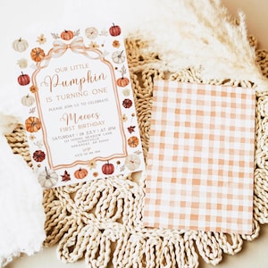 Pode incluir: Um convite de aniversário com tema de abóbora. O convite apresenta o texto "Our Little Pumpkin is Turning One" e inclui detalhes para o primeiro aniversário de Maeve. O design incorpora abóboras, folhas e um laço, com um cartão xadrez no fundo.
