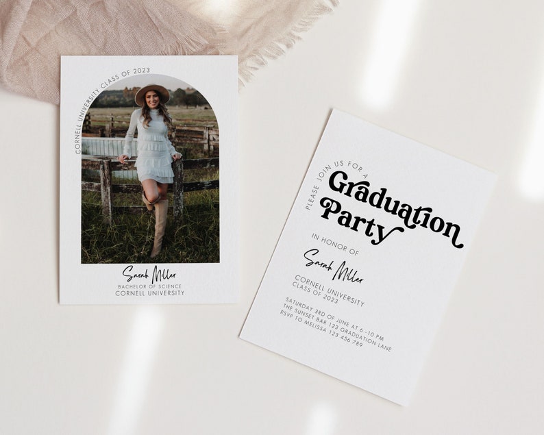 Peut inclure: Une invitation &agrave; une f&ecirc;te de graduation blanche avec du texte noir. L'invitation indique "Veuillez nous rejoindre pour une f&ecirc;te de graduation" dans une police r&eacute;tro. L'invitation est pour Sarah Miller, Cornell University, promotion 2023. L'invitation comprend la date, l'heure, le lieu et les informations de RSVP.