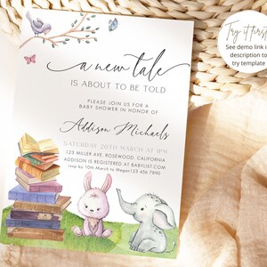 K&ouml;nnte beinhalten: Eine Babyparty-Einladung mit einer skurrilen Illustration eines Hasen und eines Elefanten, die von einem Stapel B&uuml;cher umgeben sind. Die Einladung lautet "a new tale is about to be told" und enth&auml;lt den Namen "Addison Michaels" sowie Details zur Veranstaltung.