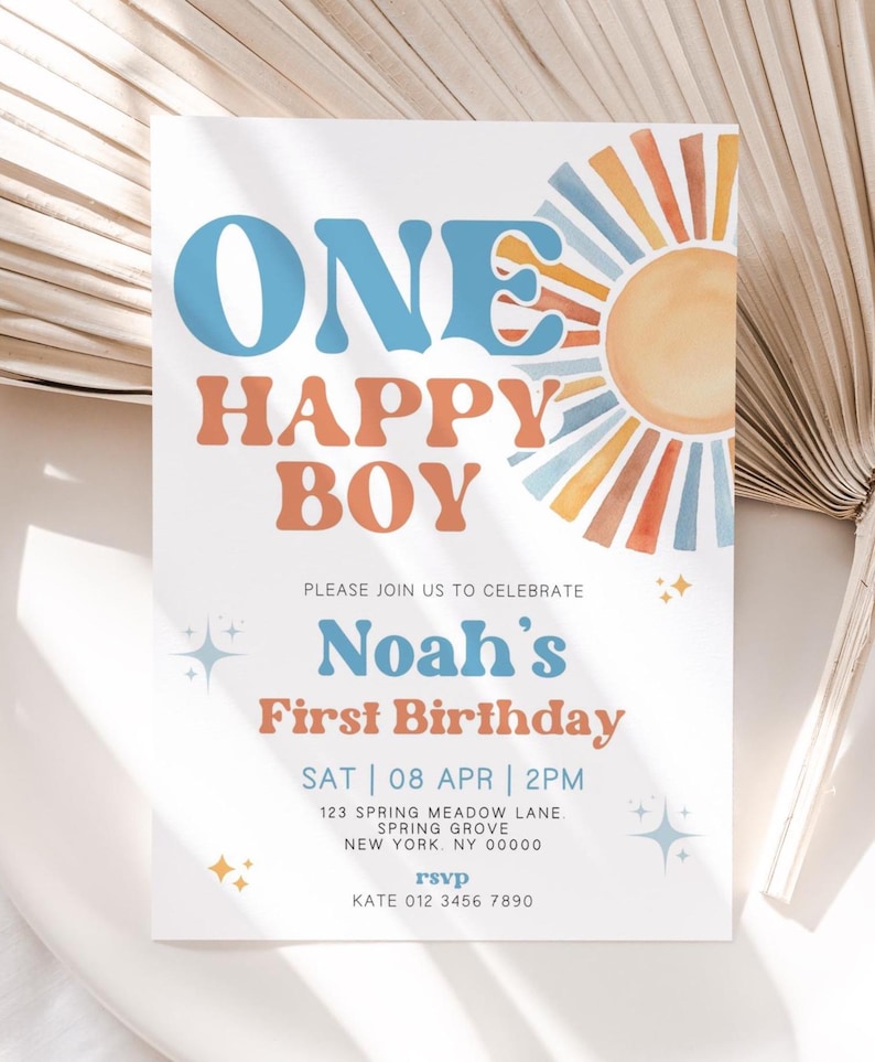 以下が含まれることがあります： 青とオレンジ色の「ONE HAPPY BOY」というテキストが入った誕生日招待状。招待状には「Noah's」の名前と、日付、時間、場所など、最初の誕生日のお祝いの詳細が含まれています。
