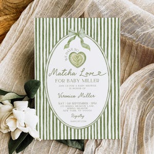 Könnte beinhalten: Eine Babyparty-Einladung mit grün-weiß gestreiftem Hintergrund. Die Einladung enthält den Text "Matcha Love" in eleganter Schrift, mit Details zur Veranstaltung, einschließlich des Namens der Geehrten, Datum, Uhrzeit und Ort. Oben befinden sich eine grüne Schleife und ein herzförmiges Matcha-Design.
