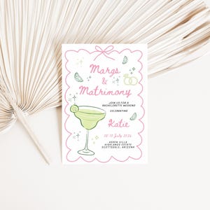 Puede incluir: Una invitaci&oacute;n ilustrada rosa y verde para un fin de semana de despedida de soltera celebrando a Katie. La invitaci&oacute;n presenta un vaso de margarita con una rodaja de lima y el texto "Margs & Matrimony". El evento est&aacute; programado del 15 al 18 de julio de 2024 en Highlands Estate en Scottsdale, Arizona.
