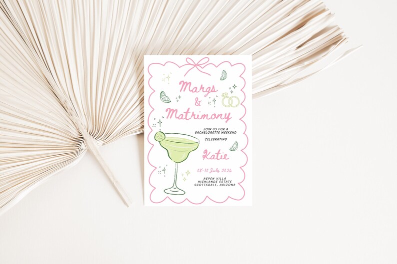 Puede incluir: Una invitaci&oacute;n ilustrada rosa y verde para un fin de semana de despedida de soltera celebrando a Katie. La invitaci&oacute;n presenta un vaso de margarita con una rodaja de lima y el texto "Margs & Matrimony". El evento est&aacute; programado del 15 al 18 de julio de 2024 en Highlands Estate en Scottsdale, Arizona.