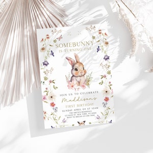 Faire-part d'anniversaire Somebunny fille, faire-part d'anniversaire de Pâques pour fille, modèle d'invitation anniversaire lapin, lapin floral, fleurs sauvages, modèle