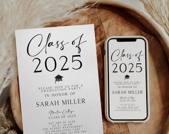 Puede incluir: Una invitación blanca para una fiesta de graduación con texto negro. La invitación dice "Clase de 2025" e incluye detalles para una fiesta de graduación en honor a Sarah Miller. La fiesta se celebrará el sábado 3 de junio a las 6:00 PM en The Sunset Restaurant. La información de RSVP también está incluida.