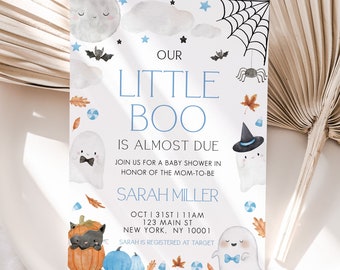 Op de afbeelding: Een babyshower-uitnodiging met een Halloween-thema. De uitnodiging bevat een aquarel-illustratie van geesten, vleermuizen, spinnen en pompoenen. De tekst op de uitnodiging luidt "Onze kleine Boo is bijna geboren." De uitnodiging bevat ook de datum, tijd en locatie van de babyshower.
