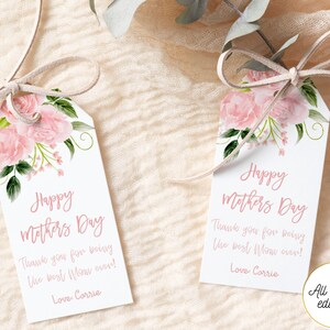 Może przedstawiać: Dwie białe etykiety prezentowe z r&oacute;żowymi wzorami kwiatowymi i tekstem "Happy Mothers Day" i "Dziękuję, że jesteś najlepszą mamą na świecie! Z miłością, Corrie".