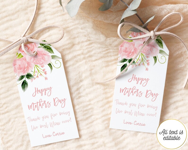 Może przedstawiać: Dwie białe etykiety prezentowe z r&oacute;żowymi wzorami kwiatowymi i tekstem "Happy Mothers Day" i "Dziękuję, że jesteś najlepszą mamą na świecie! Z miłością, Corrie".