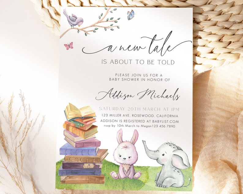 K&ouml;nnte beinhalten: Eine Babyparty-Einladung mit einer Aquarell-Illustration eines Stapels B&uuml;cher, eines Kaninchens und eines Elefanten. Die Einladung lautet "a new tale is about to be told" und enth&auml;lt den Namen "Addison Michaels", das Datum "Samstag, 20. M&auml;rz um 13:00 Uhr", die Adresse "123 Miller Ave, Rosewood, Kalifornien", und die Website "BABYLIST.COM".