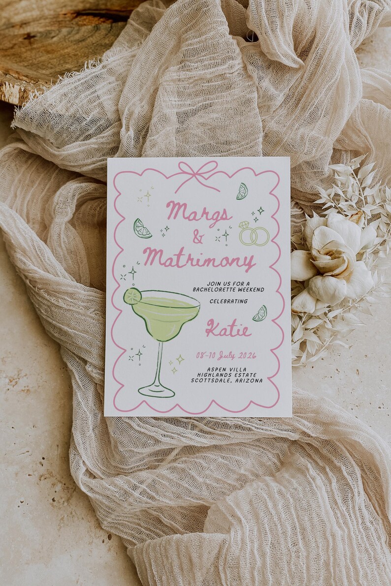 Puede incluir: Una tarjeta de invitaci&oacute;n rosa y blanca con una ilustraci&oacute;n de margarita y el texto "Margs & Matrimony" y "&Uacute;nete a nosotros para un fin de semana de despedida de soltera celebrando a Katie 08-10 de julio de 2026 Aspen Villa Highlands Estate Scottsdale, Arizona".