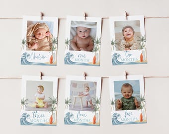 Op de afbeelding: Zes fotokaarten met een blauw-wit golfontwerp, palmbomen en een surfboard. Elke kaart heeft een foto van een baby en tekst die zegt "pasgeboren", "één maand", "twee maanden", "drie maanden", "vier maanden" en "vijf maanden".