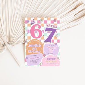 Op de afbeelding: Een kleurrijke verjaardagsuitnodiging met de cijfers 6 en 7 in roze en paars. De uitnodiging bevat de tekst "Amelia's 7th Birthday" en details van het evenement. De achtergrond heeft een dambordpatroon met bloemaccenten.