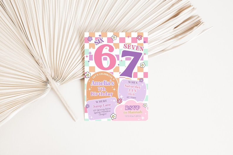 Op de afbeelding: Een kleurrijke verjaardagsuitnodiging met de cijfers 6 en 7 in roze en paars. De uitnodiging bevat de tekst "Amelia's 7th Birthday" en details van het evenement. De achtergrond heeft een dambordpatroon met bloemaccenten.
