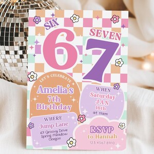 Op de afbeelding: Een kleurrijke verjaardagsuitnodiging met de cijfers "6" en "7" in roze en paars. De uitnodiging bevat de tekst "Amelia's 7th Birthday", de datum, tijd, locatie en RSVP-informatie. Het ontwerp bevat bloemen- en steraccenten.
