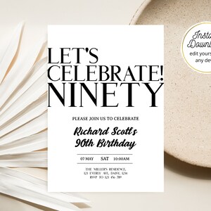 K&ouml;nnte beinhalten: Eine wei&szlig;e druckbare Einladung mit schwarzem Text, der "Let's Celebrate! Ninety" und "Please join us to celebrate Richard Scott's 90th Birthday" lautet. Die Einladung enth&auml;lt das Datum, die Uhrzeit und den Ort der Veranstaltung.