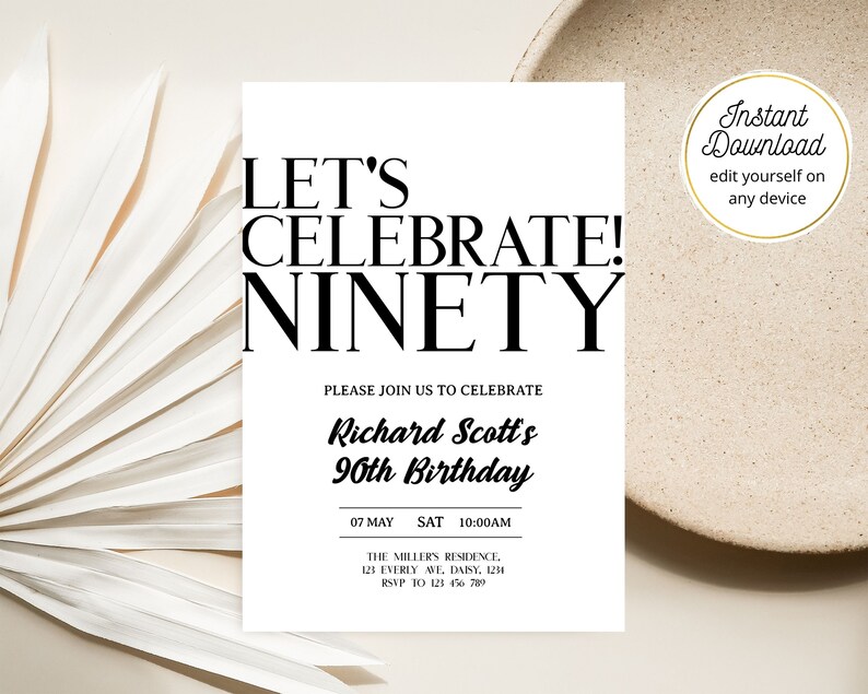 K&ouml;nnte beinhalten: Eine wei&szlig;e druckbare Einladung mit schwarzem Text, der "Let's Celebrate! Ninety" und "Please join us to celebrate Richard Scott's 90th Birthday" lautet. Die Einladung enth&auml;lt das Datum, die Uhrzeit und den Ort der Veranstaltung.