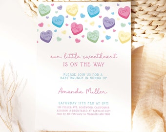 Puede incluir: Una invitación a un baby shower con una combinación de colores rosa y azul. La invitación presenta un diseño de corazones de caramelo con varios mensajes, como "Mi Amor", "Amor Verdadero", "Abrazos", "Bésame", "Sé Mío", "Alma Gemela", "Mejor Amigo", "LOL", y "XOXO". El texto de la invitación dice: "Nuestra pequeña dulzura está en camino. Por favor, únase a nosotros para un brunch de bebé en honor a Amanda Miller. Sábado 11 de febrero a la 1:00 p. m. 123 Miller Ave, Rosewood, California. Addison está registrada en Babylist.com. RSVP antes del 8 de febrero a Megan123 456 7890."