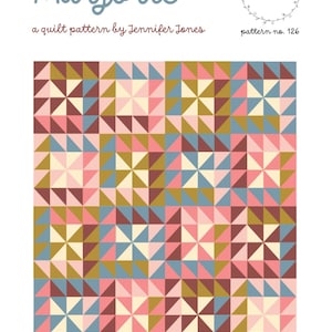 Może przedstawiać: Wzór na kołdrę o nazwie "Marjorie" autorstwa Jennifer Jones. Wzór zawiera geometryczny projekt z powtarzającym się wzorem trójkątów w odcieniach różowego, niebieskiego, brązowego, złotego i kremowego. Wzór jest przeznaczony do kołdry, którą można uszyć w rozmiarach dla niemowląt, narzut lub łóżek. Wzór jest numer 126.