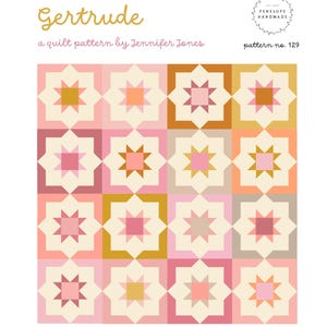 Op de afbeelding: Een quiltpatroon genaamd "Gertrude" van Jennifer Jones. Het patroon heeft een herhalend ontwerp van roze, oranje en gele sterren in een rasterpatroon. Het patroon is voor een quilt in de maten peuter, deken of bed. De tekst "Penelope Handmade" en "pattern no. 129" is ook inbegrepen.