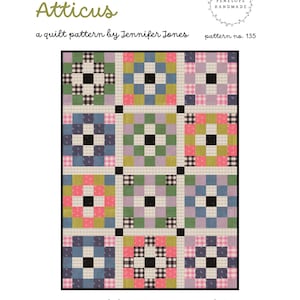 Può includere: Un modello di quilt intitolato "Atticus" di Jennifer Jones, con un design patchwork con quadrati in vari colori come rosa, blu, verde e nero. Il modello è etichettato come modello n. 135 e include le parole "pillow -- baby -- throw -- picnic -- bed."