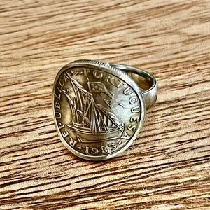 Könnte beinhalten: Ein silberner Ring aus einer portugiesischen 1983er Münze mit einem Schiff und dem Text "REPUBLICA PORTUGUESA".