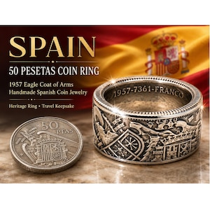 Könnte beinhalten: Ein silberner Münzring mit detaillierten Verzierungen, der die Aufschrift "SPAIN" und "50 PESETAS COIN RING" trägt. Der Ring wird mit einer passenden Münze präsentiert. Das Design des Rings enthält den Text "1957-7361-FRANCO".