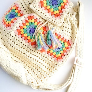 Sac à dos carré grand-mère au crochet