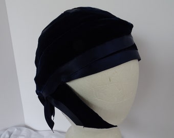 1920's turban hat, blue velvet and blue satin ribbons, reproduction