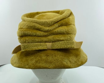 1950's Ladies Furry Felt (Melusine vilt) bucket hat in groenachtig geel, maat 7 (22 1/4") vintage dameshoed