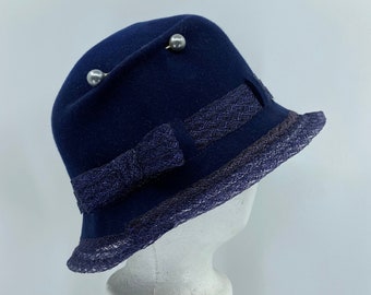 1920s vintage style cloche, historic hat in navy blue, straw-trimmed cloche, reproduction historic hat