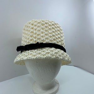 1960er Damen Strohhut mit gekrönter Krempe in weiss mit schwarzem Samtband