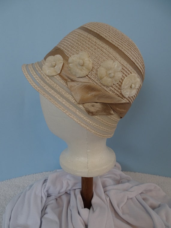 1920s Cloche Hat Cream Straw With Cream Flowers  display picture 3