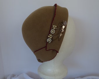 1931 beige felt hat with dark red accents and metal floral decoration, reproduction