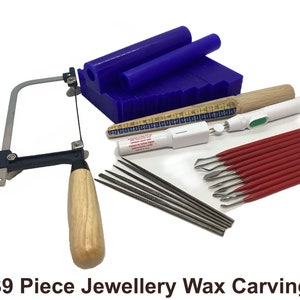 Op de afbeelding: Een 39-delige sieraden wassnijset. De set bevat blauwe wasblokken en -cilinders, een zaag met een houten handvat, vijlen en diverse snijgereedschappen met rode handvatten. Een meetinstrument en een wit gereedschap met een groene knop zijn ook inbegrepen.