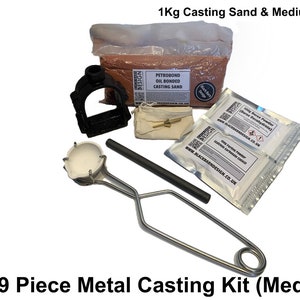 Puede incluir: Un kit de fundición de metal de 9 piezas (mediano) con 1 kg de arena de fundición, un molde mediano y otras herramientas. El kit incluye polvo de bórax, un crisol y una varilla de vertido. El texto "BLACK BARN DESIGN" es visible.
