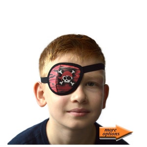 Puede incluir: Un parche de pirata rojo y negro con un diseño de calavera y huesos cruzados. El parche para el ojo está hecho de un material suave y cómodo y es ajustable para un ajuste seguro.