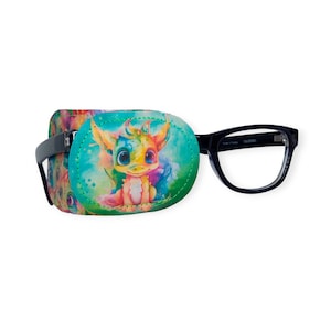 Puede incluir: Un parche para el ojo colorido con un diseño de dragón de dibujos animados. El parche está unido a unas gafas con montura negra.