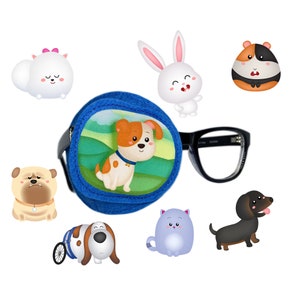 Puede incluir: Parche para el ojo azul con un perro de dibujos animados en un campo verde. El parche para el ojo está hecho de tela suave y está diseñado para niños. El parche para el ojo se muestra con otros animales de dibujos animados, incluyendo un conejo, un hámster, un perro, un gato y un pug.